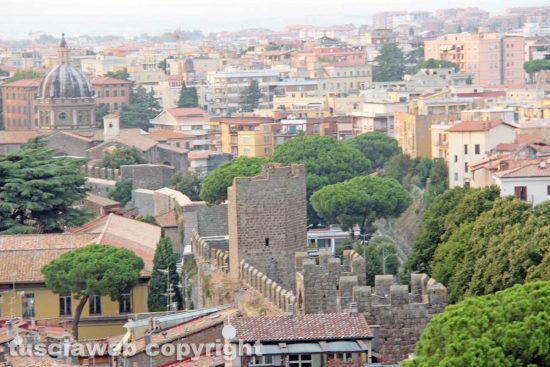 Viterbo dall'alto - Al centro: Torre e mura medioevali