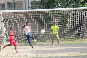 Viterbo - I richiedenti asilo del Cas di viale Trento giocano a calcio sul campo dell'oratorio della Verità