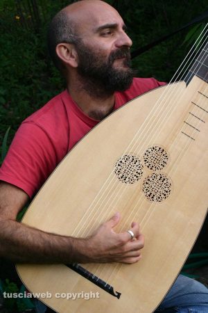 Il maestro tiorbista Simone Colavecchi