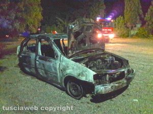 Auto in fiamme nel parcheggio del cimiteroAuto in fiamme nel parcheggio del cimitero