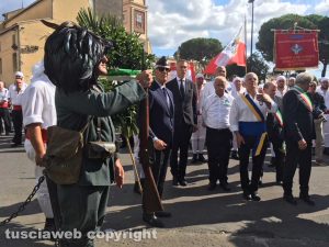Picchetto d'onore di due soldati con la divisa della Prima Guerra Mondiale durante l'omaggio ai Caduti da parte dei Facchini