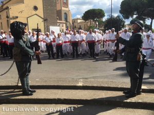 Picchetto d'onore di due soldati con la divisa della Prima Guerra Mondiale durante l'omaggio ai Caduti da parte dei Facchini