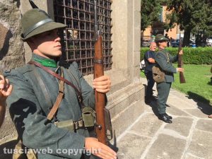 Picchetto d'onore di due soldati con la divisa della Prima Guerra Mondiale durante l'omaggio ai Caduti da parte dei Facchini