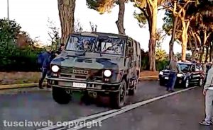 Bomba all'aeroporto - Evacuazione - L'ingresso della scuola marescialli 