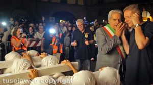 Viterbo - Il "sollevate e fermi" del sindaco Giovanni Arena assieme al capofacchino Alessandro Lucarini