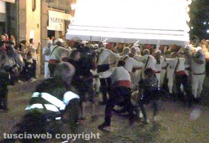 Viterbo - Santa Rosa - Paura durante il trasporto di Gloria - Il fotografo Rodolfo Morbidelli cade sotto la macchina