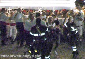 Viterbo - Santa Rosa - Paura durante il trasporto di Gloria - Il fotografo Rodolfo Morbidelli cade sotto la macchina