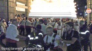 Viterbo - Santa Rosa - Paura durante il trasporto di Gloria - Il fotografo Rodolfo Morbidelli cade sotto la macchina