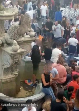Viterbo - La fontana di piazza delle Erbe invasa da una calca di persone il 3 settembre