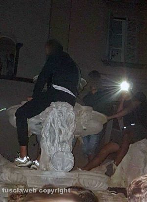 Viterbo - La fontana di piazza delle Erbe invasa da una calca di persone il 3 settembre