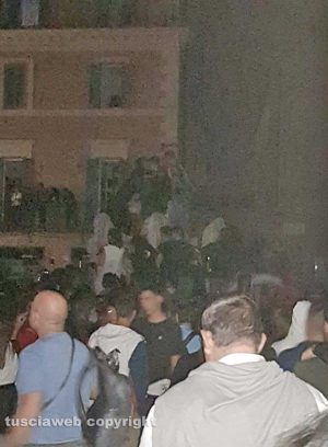 Viterbo - La fontana di piazza delle Erbe invasa da una calca di persone il 3 settembre