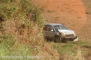 L'auto fuori strada sulla Tuscanese