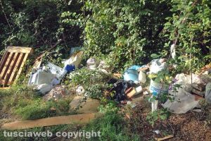 Viterbo - I rifiuti in strada Costa Volpara