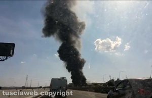 Roma - In fiamme il capannone Nissan a Capena