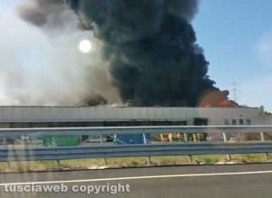 Roma - In fiamme il capannone Nissan a Capena