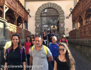Centinaia di camminatori sulle vie dell’esilio da Soriano nel Cimino a Vitorchiano