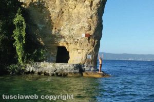 Capodimonte - Il pittore Michael Franke nuota fino all'isola Bisentina