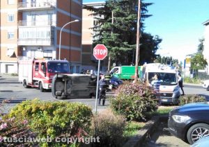 Viterbo - Auto si scontrano a via Garbini