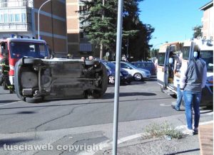 Viterbo - Auto si scontrano a via Garbini