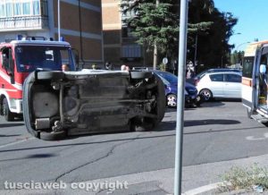 Viterbo - Auto si scontrano a via Garbini