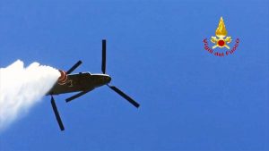 Incendio nel Pisano - L'intervento del Ch-47 dell'esercito di Viterbo