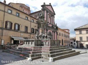 La fontana di piazza Fontana Grande danneggiata