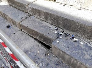 La fontana di piazza Fontana Grande danneggiata
