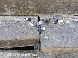 La fontana di piazza Fontana Grande danneggiata