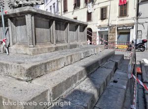 La fontana di piazza Fontana Grande danneggiata