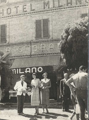 Le sorelle del re Costantino di Grecia davanti all’hotel Milano