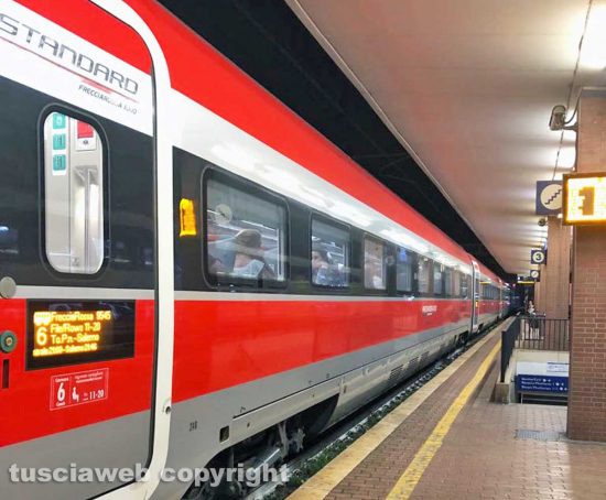 Treno Frecciarossa fermo alla stazione di Orte