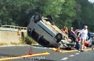 Viterbo - Auto cappotta sulla superstrada