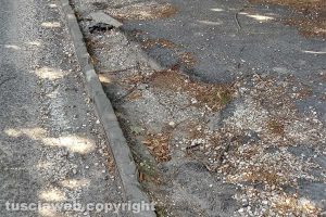 Viterbo - Buche in via Silvio Pellico