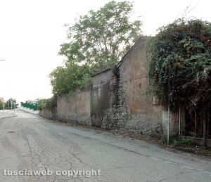 Viterbo - La zona della strada Capretta viene ripulita