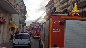 Civitavecchia - L'intervento dei vigili del fuoco per l'armadio in fiamme sul balcone 