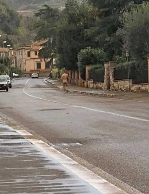Uomo nudo per le strade di Bolsena