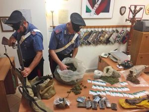 Civitavecchia - Carabinieri - Le armi e la droga sequestrati