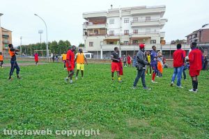 Viterbo - La partita di calcio con i migranti