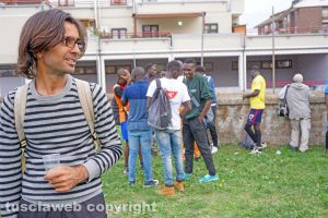 Viterbo - La partita di calcio con i migranti