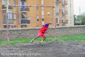 Viterbo - La partita di calcio con i migranti