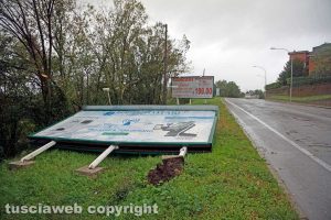 Viterbo - Cartellone caduto lungo la Tangenziale Ovest
