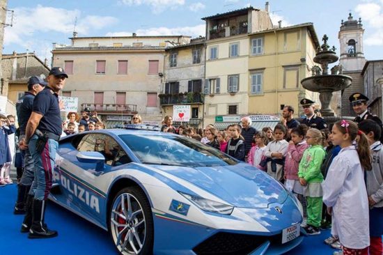 Ronciglione - La Lamborghini della polizia stradale al Giorno del dono