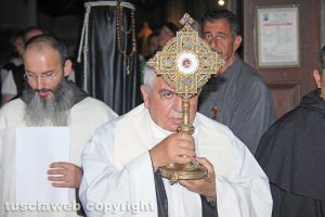 Viterbo - La reliquia di san Francesco in processione per le vie del centro storico