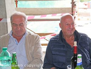 Il pranzo al residence "Aria" - Gianfranco Chiavarino con Ettore BacchelliIl pranzo al residence "Aria" - Gianfranco Chiavarino con Ettore Bacchelli
