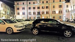 Viterbo - Parcheggio selvaggio a piazza del Comune