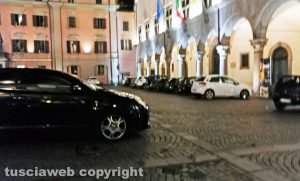 Viterbo - Parcheggio selvaggio a piazza del ComuneViterbo - Parcheggio selvaggio a piazza del Comune