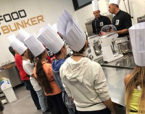 Le lezioni di cucina ai ragazzi al Food Bunker