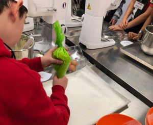Le lezioni di cucina ai ragazzi al Food Bunker