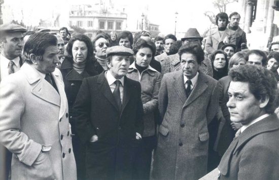 Luigi Petroselli con Enrico Berlinguer e i baraccati in Campidoglio (4-gennaio-1975)