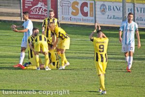 Sport - Calcio - Viterbese - L'esultanza dei gialloblù dopo il gol di Polidori